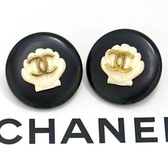 CHANEL CC Logos Black Round White Shell Motif Earrings Gold Tone 96C Auth #24031 - Picture 1 of 5